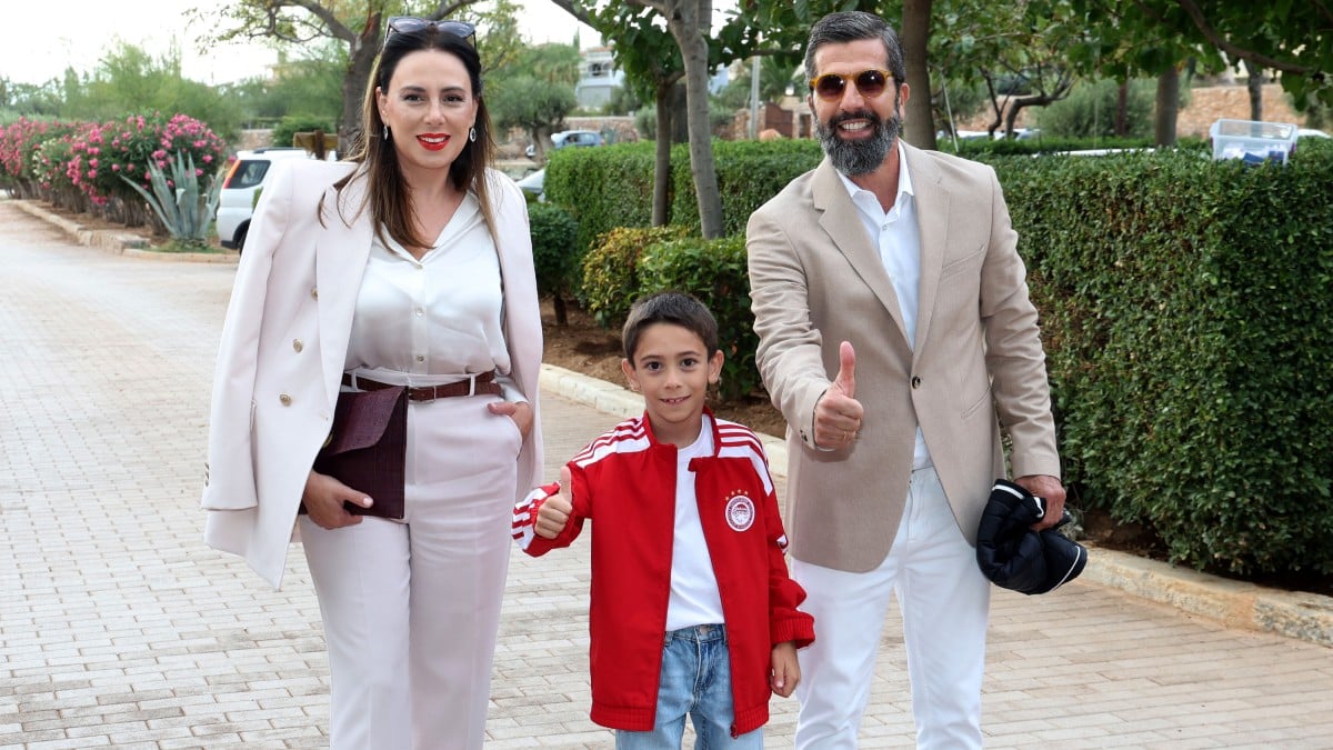 Συγκλονίζει ο Θανάσης Βισκαδουράκης: Η άγνωστη αποβολή της συζύγου του – Γιατί του το κράτησε κρυφό! 7 Θανάσης Βισκαδουράκης – Περήφανος μπαμπάς: Στη γιορτή του σχολείου μαζί με τη σύζυγο και τον γιο του