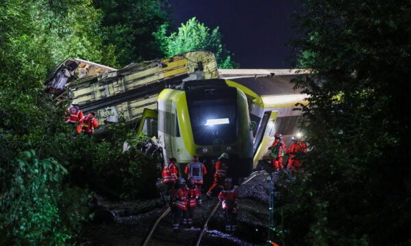 Γερμανία: Συγκρούστηκαν εμπορευματικά τρένα στο Μόναχο – Βαγόνια έπεσαν από γέφυρα, ένας σοβαρά τραυματίας, vid