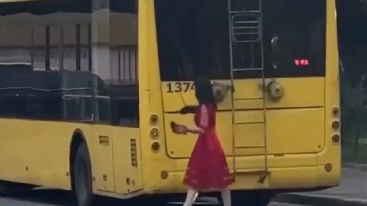 Ουκρανία: Γυναίκα με φόρεμα και τακούνια επισκευάζει τρόλεϊ στη μέση του δρόμου, βίντεο 1 Ουκρανία: Γυναίκα με φόρεμα και τακούνια επισκευάζει τρόλεϊ στη μέση του δρόμου, βίντεο