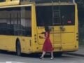 Ουκρανία: Γυναίκα με φόρεμα και τακούνια επισκευάζει τρόλεϊ στη μέση του δρόμου, βίντεο
