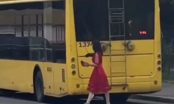 Ουκρανία: Γυναίκα με φόρεμα και τακούνια επισκευάζει τρόλεϊ στη μέση του δρόμου, βίντεο