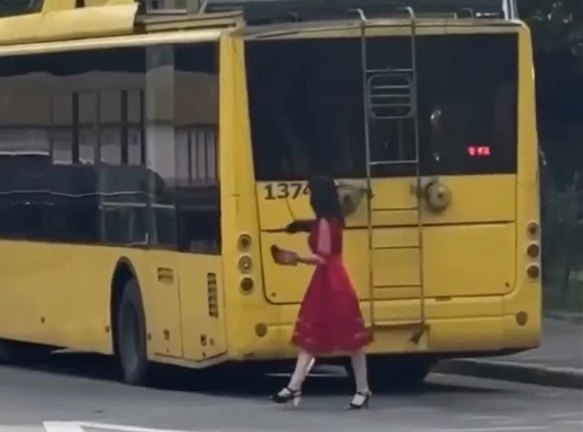 Ουκρανία: Γυναίκα με φόρεμα και τακούνια επισκευάζει τρόλεϊ στη μέση του δρόμου, βίντεο