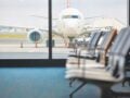 ΒΙΝΤΕΟ: Σμήνος μελισσών «κατέλαβε» φτερό αεροπλάνου λίγο πριν την απογείωση – Πώς “λύθηκε” το πρόβλημα