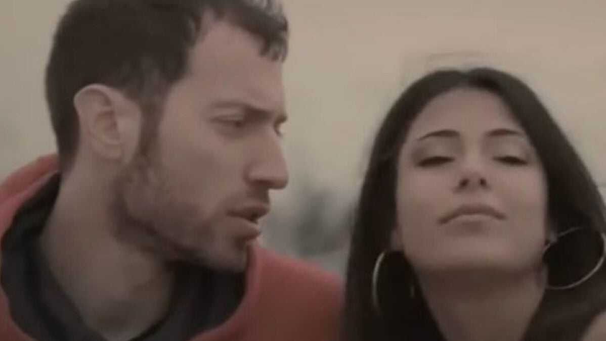 Αφροδίτη Λατινοπούλου με τσιγγάνικο μπρίο σε videoclip του 2017 (Βίντεο)