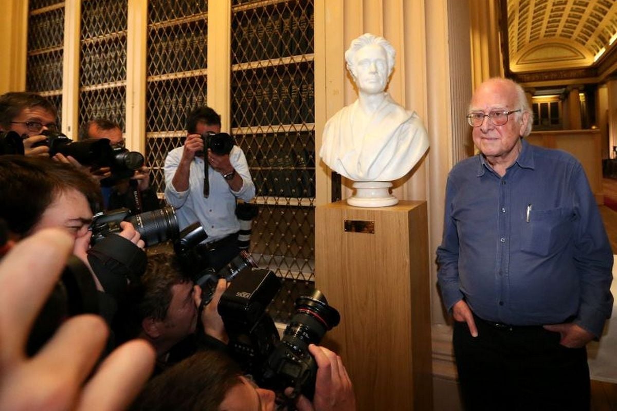 Φρανσουά Ανγκλέρ: Πέθανε ο νομπελίστας φυσικός, θεμελιωτής της θεωρίας για το μποζόνιο Χιγκς