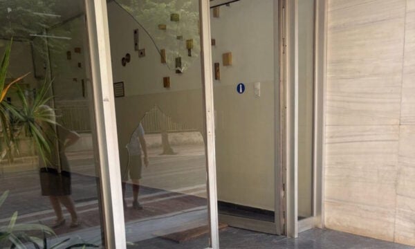 Αγρίνιο: Ζευγάρι τσακώθηκε στη μέση του δρόμου – Την έσπρωξε και χτύπησε το κεφάλι της σε τζαμαρία