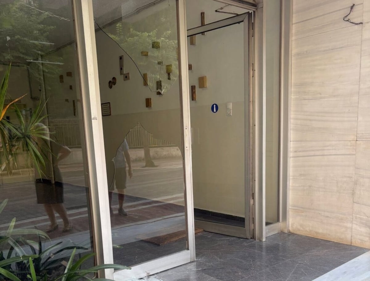 Αγρίνιο: Ζευγάρι τσακώθηκε στη μέση του δρόμου – Την έσπρωξε και χτύπησε το κεφάλι της σε τζαμαρία