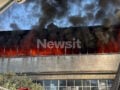 Φωτιά στο Αιγάλεω: Η στιγμή που καταρρέει η οροφή του εργοστασίου που τυλίχθηκε στις φλόγες – Δείτε βίντεο