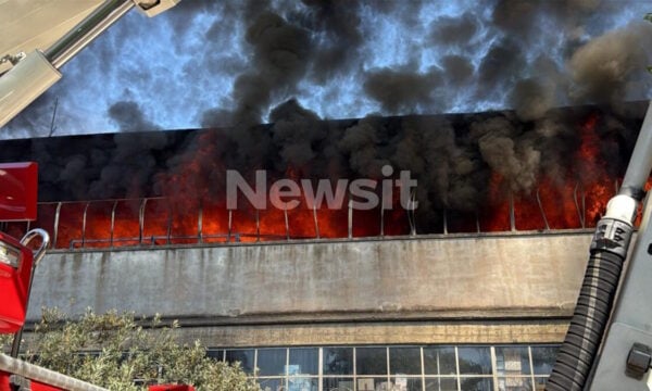 Φωτιά στο Αιγάλεω: Η στιγμή που καταρρέει η οροφή του εργοστασίου που τυλίχθηκε στις φλόγες – Δείτε βίντεο
