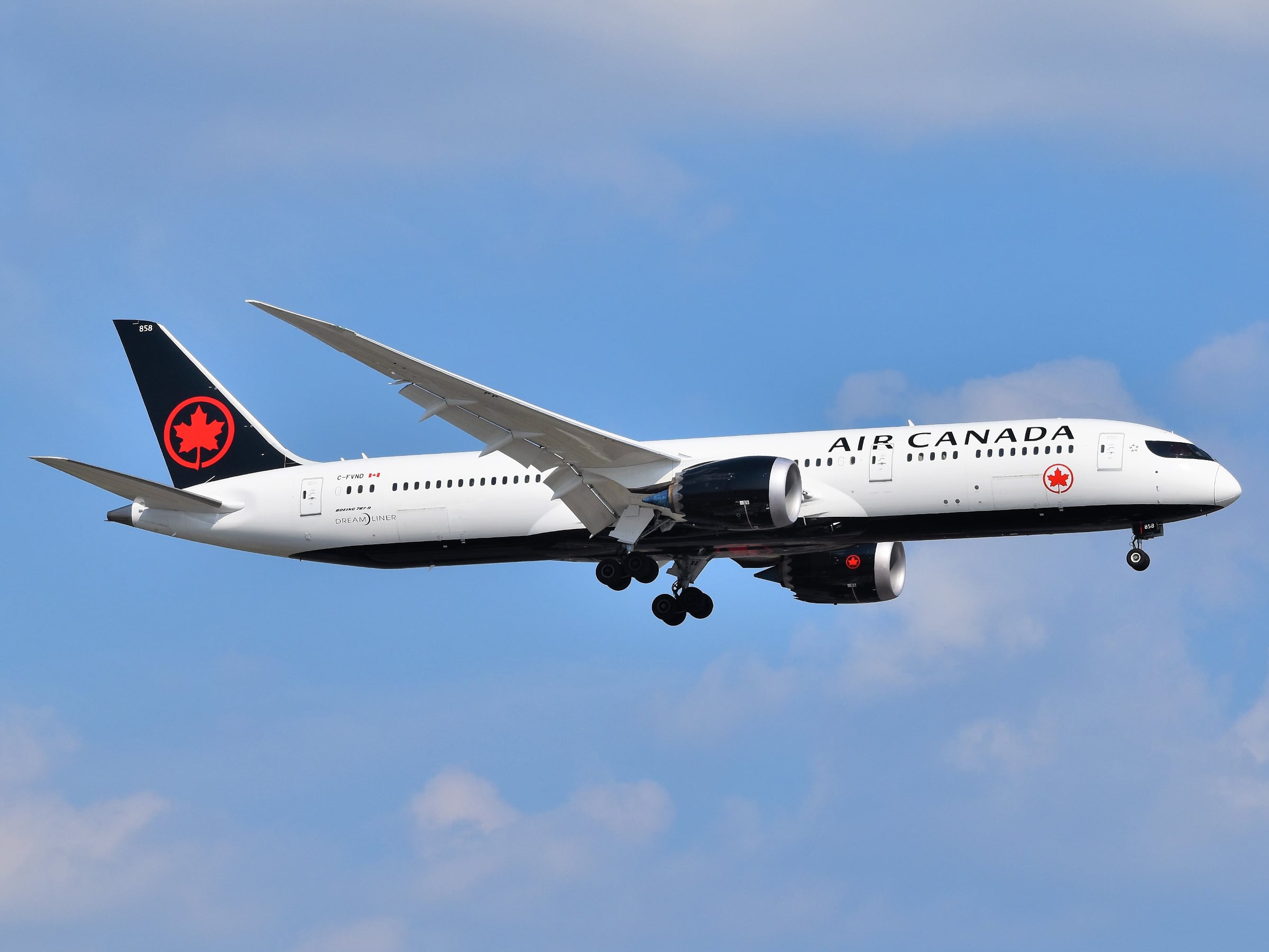 Η Air Canada διακόπτει προσωρινά τις πτήσεις προς Κούβα