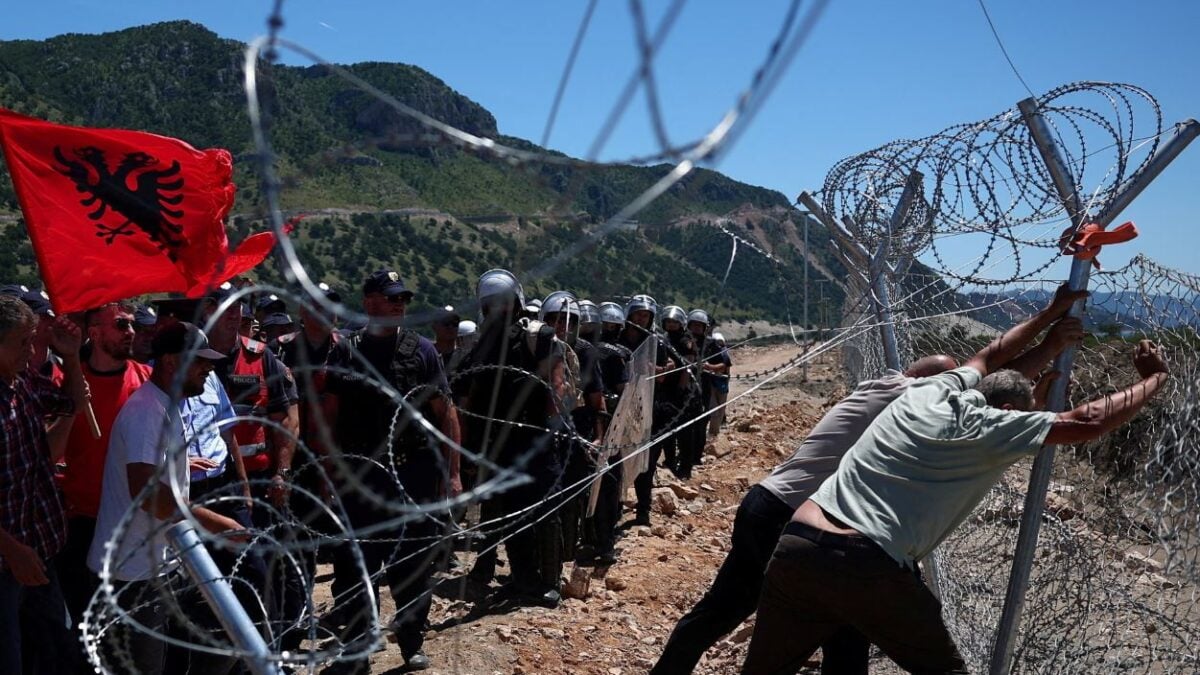Αλβανία: Νέες διαμαρτυρίες κατά μιας ακόμη πολυτελούς ανάπτυξης στις ακτές της Αδριατικής 1 Αλβανία: Νέες διαμαρτυρίες κατά μιας ακόμη πολυτελούς ανάπτυξης στις ακτές της Αδριατικής