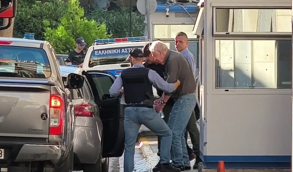 Αλέξανδρος Γιωτόπουλος: Με χειροπέδες βγήκε από τη ΓΑΔΑ ο αρχηγός της 17Ν και οδηγείται στην Εισαγγελία Εφετών Πειραιά