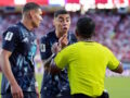 Αλμιρόν στο Μουντιάλ: ιστορική αποβολή με κόκκινη κάρτα επειδή κάλυψε το στόμα του
