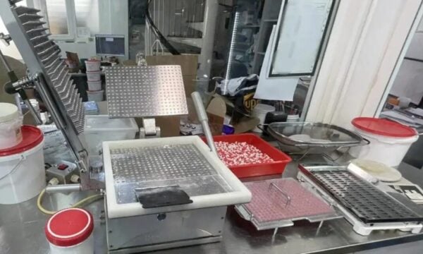 Κύκλωμα παρασκευής αναβολικών: Ελεύθερος με εγγύηση 50.000 ευρώ ο ιδιοκτήτης του φαρμακείου και εργαστηρίου αναβολικών