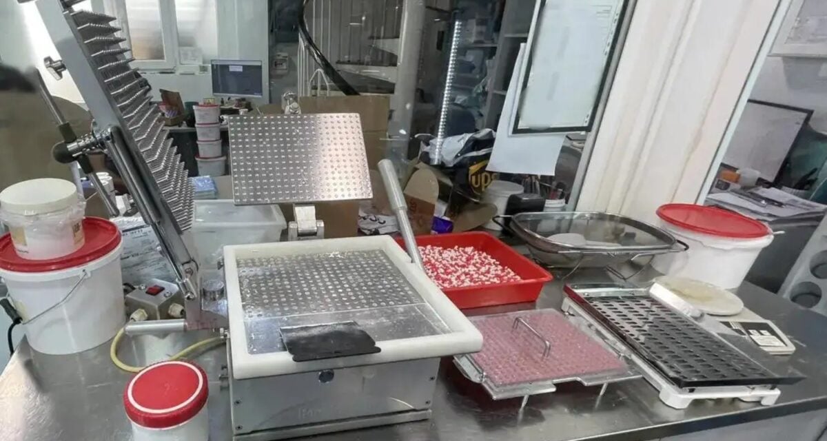 Κύκλωμα παρασκευής αναβολικών: Ελεύθερος με εγγύηση 50.000 ευρώ ο ιδιοκτήτης του φαρμακείου και εργαστηρίου αναβολικών