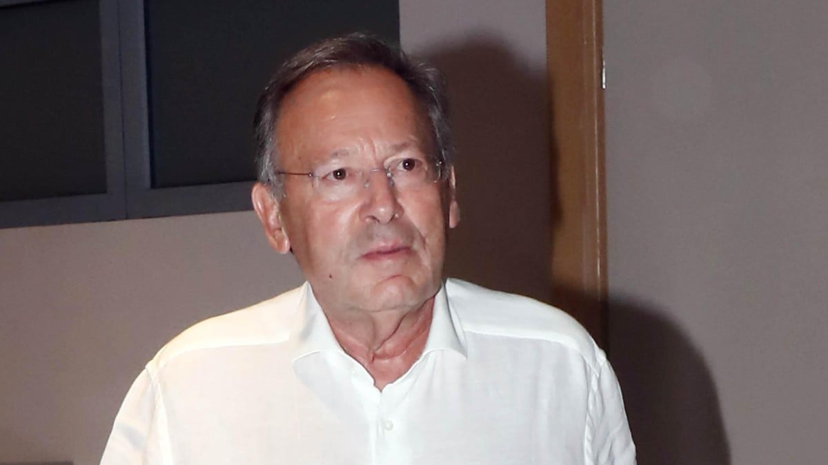 Ανδρέας Φουστάνος για Ελένη Μενεγάκη: «Ίσως κουράστηκε ή κούρασε» – Όσα αποκάλυψε για την προσωπική του ζωή 8 Ο Ανδρέας Φουστάνος σε έξοδό του