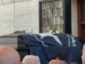 Κηδεία Ανδρέα Μαζαράκη: Τυλιγμένο με τη σημαία του Αστέρα Εξαρχείων το φέρετρο – Η χειραψία του Άδωνι Γεωργιάδη με τον Αλέξη Τσίπρα