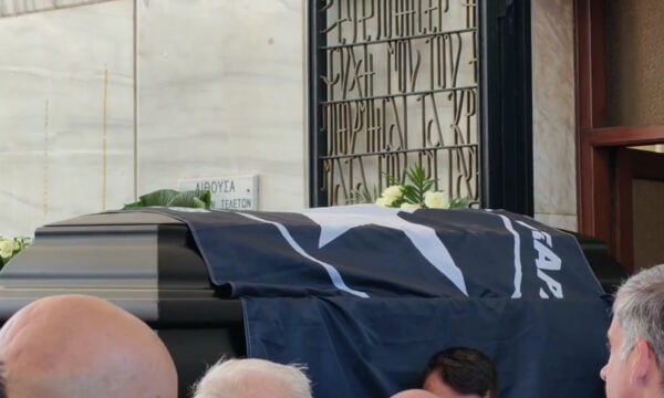 Κηδεία Ανδρέα Μαζαράκη: Τυλιγμένο με τη σημαία του Αστέρα Εξαρχείων το φέρετρο – Η χειραψία του Άδωνι Γεωργιάδη με τον Αλέξη Τσίπρα