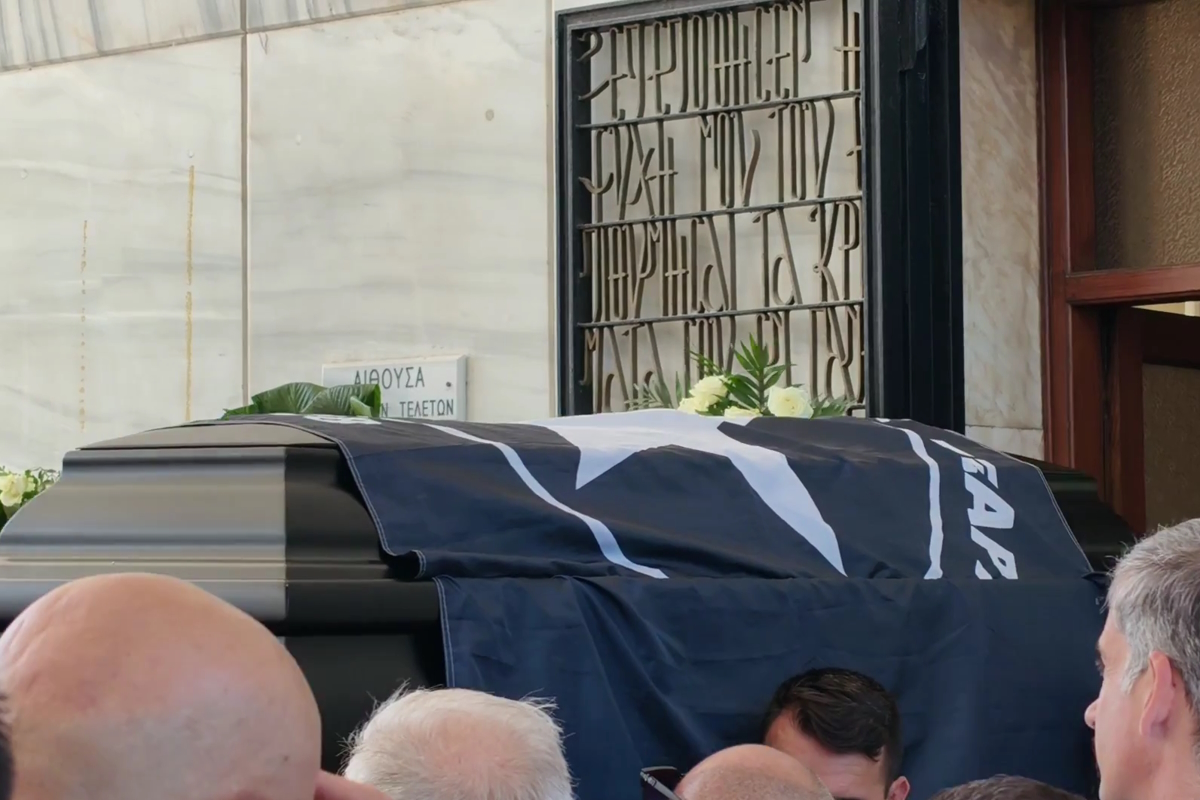 Κηδεία Ανδρέα Μαζαράκη: Το φέρετρο τυλιγμένο με τη σημαία του Αστέρα Εξαρχείων – Η χειραψία του Άδωνι Γεωργιάδη με τον Αλέξη Τσίπρα