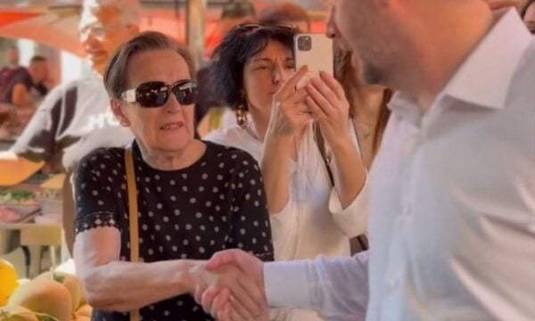 Ανδρουλάκης στη λαϊκή στο Ίλιον: «Για εσάς γίνεται αυτό; Χαλάλι – Πιο ωραίος είσαι από κοντά»