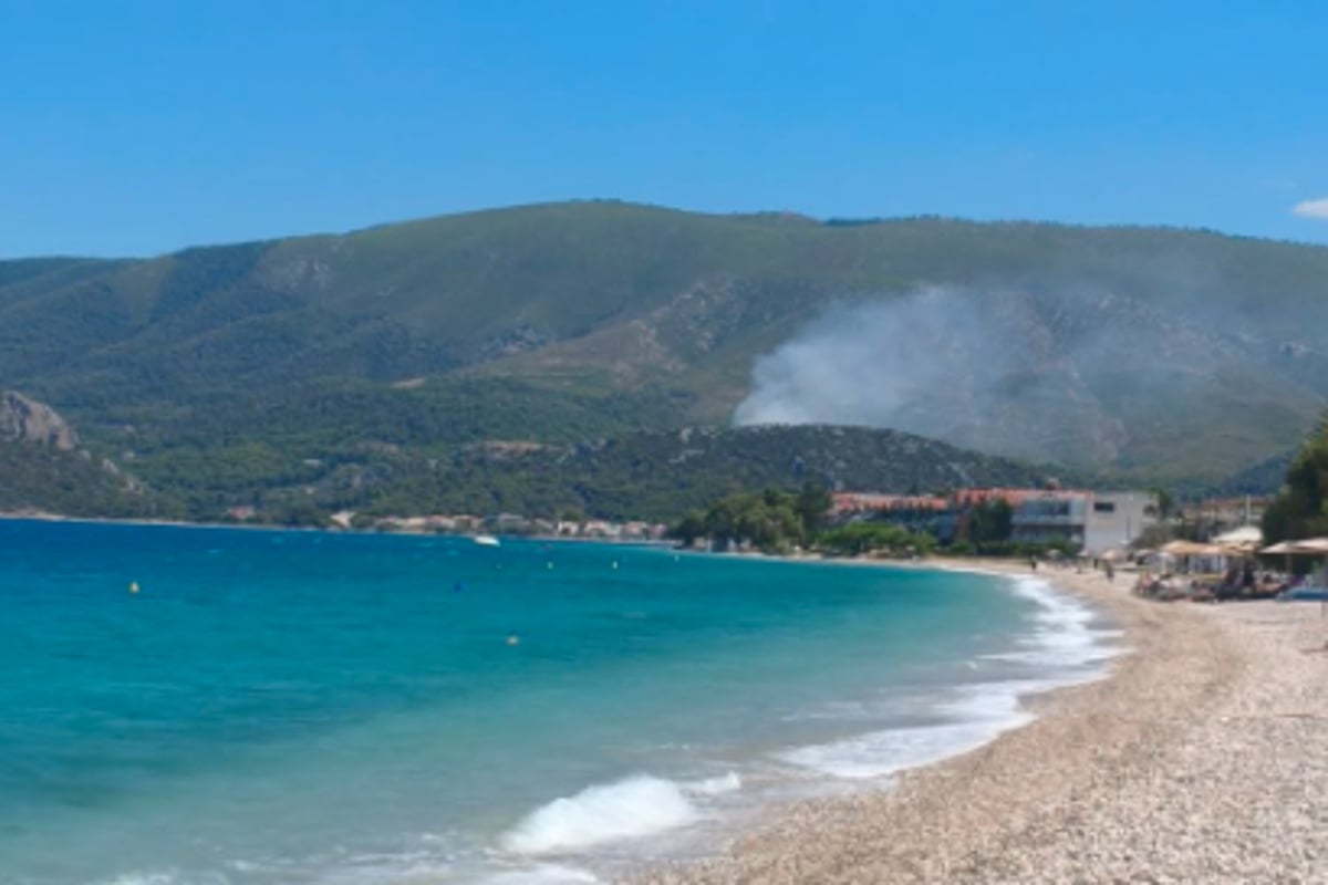Κορινθία: Δύο φωτιές ξέσπασαν σχεδόν ταυτόχρονα σε Αγγελόκαστρο και Άνω Αλμυρή