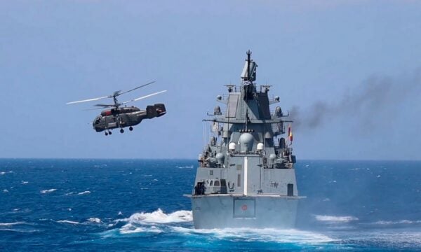 Ρωσική φρεγάτα έριξε προειδοποιητικά πυρά κοντά σε βρετανικό γιοτ στη Μάγχη – Η απάντηση της Μόσχας
