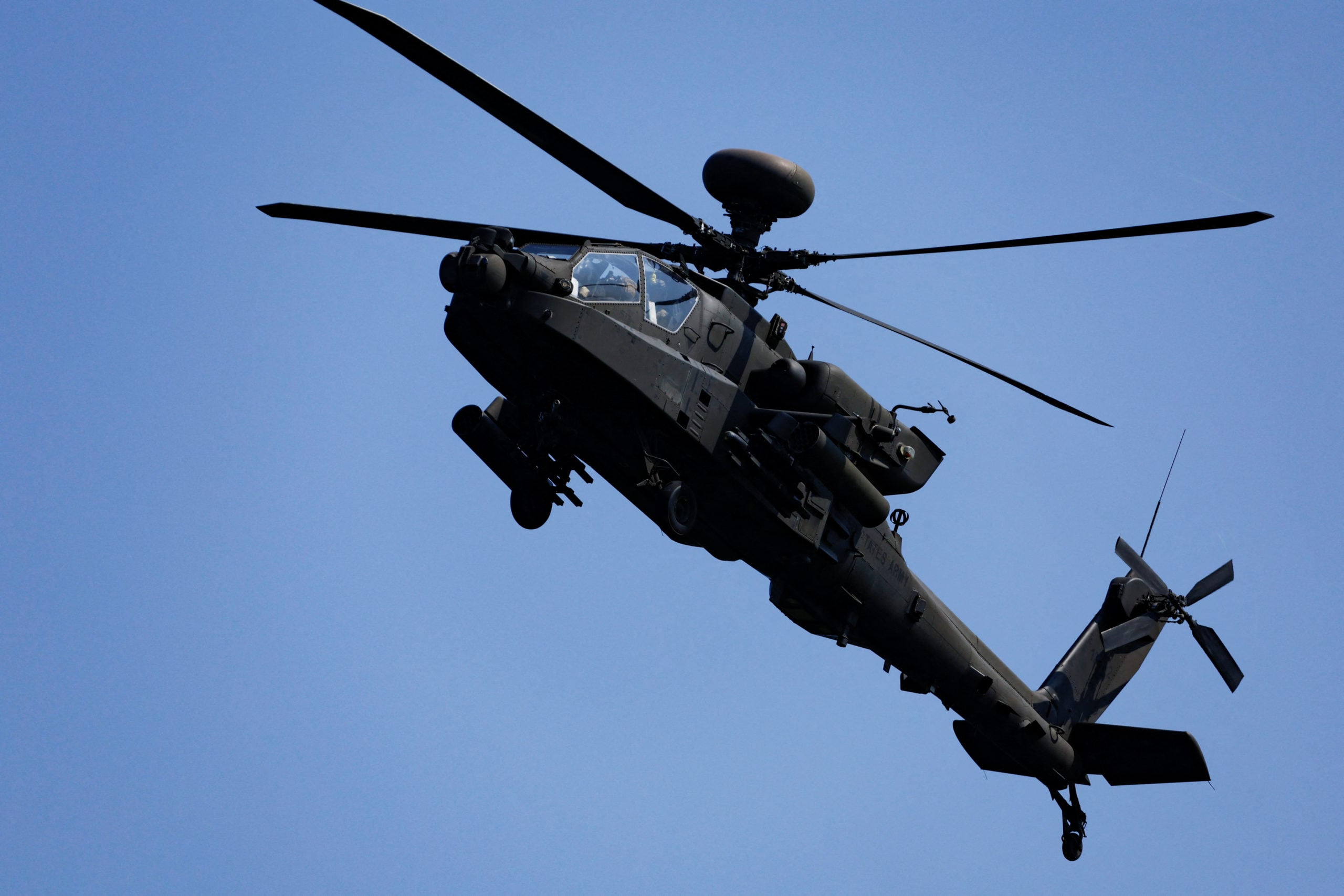 ΗΠΑ: Σώθηκαν με θαλάσσιο drone τα μέλη του πληρώματος του Apache που συνετρίβη στα Στενά του Ορμούζ
