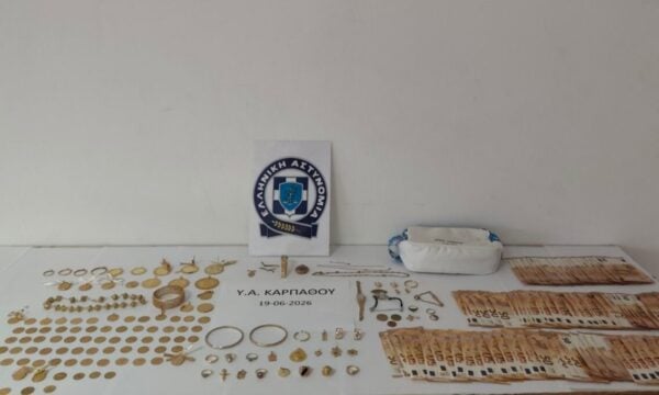 Κάρπαθος: 2 συλλήψεις για απάτη με ψεύτικους λογιστές που έπειθαν τα θύματά τους να δώσουν χρήματα και κοσμήματα