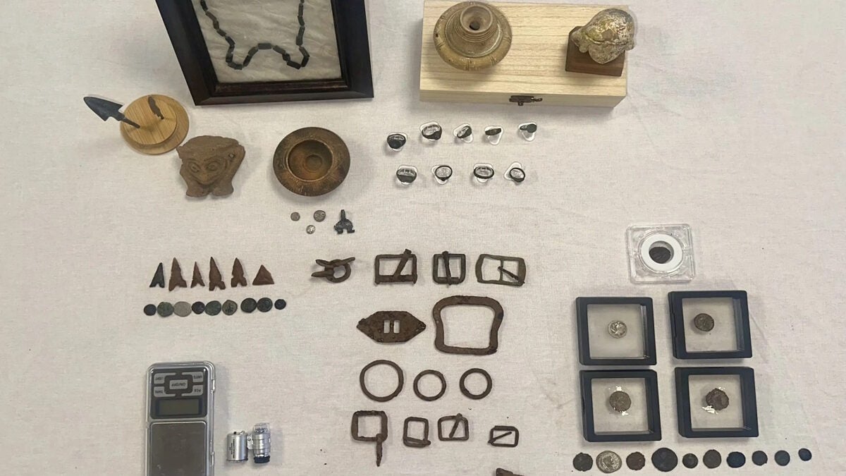 Συνελήφθη 56χρονος που εισήγαγε αρχαία αντικείμενα από το εξωτερικό στην Αθήνα και τα πουλούσε μέσω των social media 5 Συνελήφθη 56χρονος που εισήγαγε αρχαία αντικείμενα από το εξωτερικό στην Αθήνα και τα πουλούσε μέσω των social media