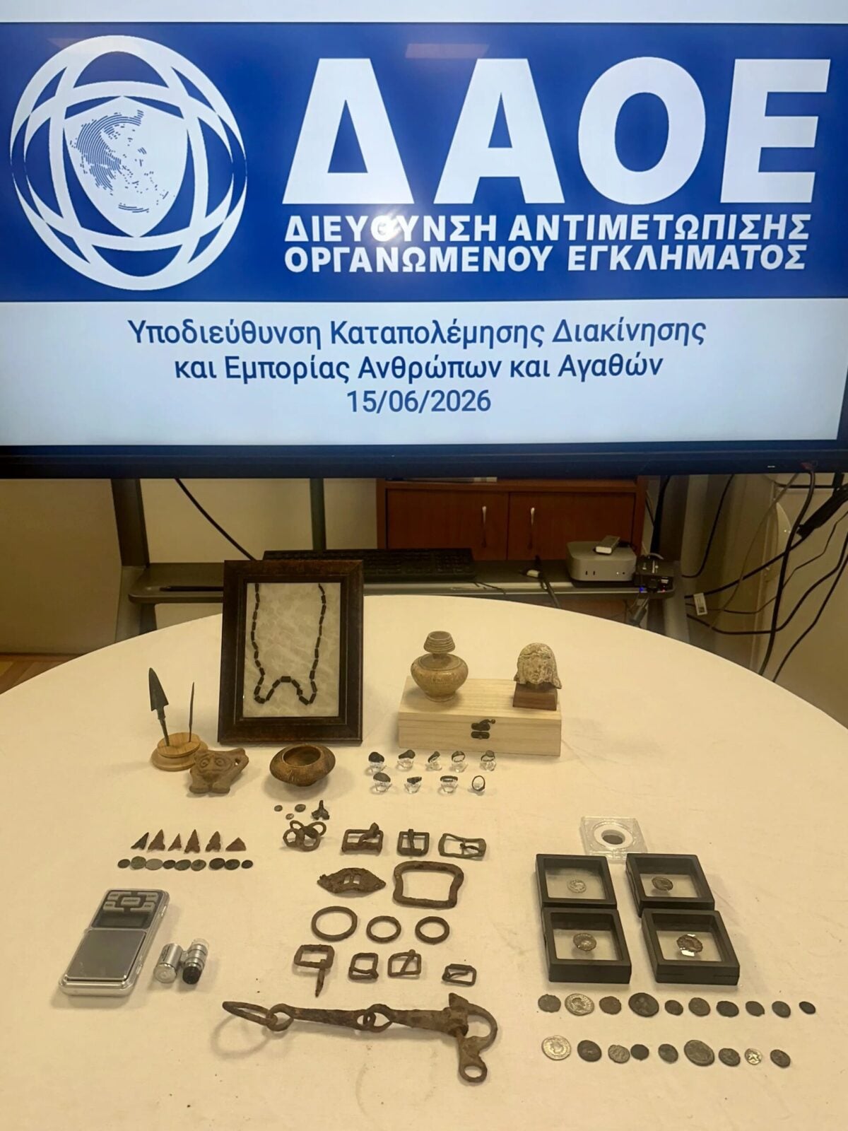 Συνελήφθη 56χρονος που εισήγαγε αρχαία αντικείμενα από το εξωτερικό στην Αθήνα και τα πουλούσε μέσω των social media 12 αρχαία