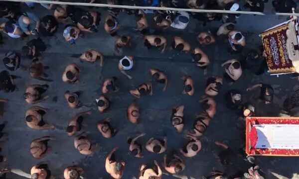 Ασούρα: Το σκληρό έθιμο του αυτομαστιγώματος των Σιιτών μουσουλμάνων στον Πειραιά