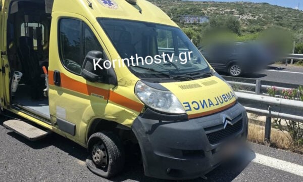 Καραμπόλα 4 αυτοκινήτων και ενός ασθενοφόρου στην Ε.Ο. Κορίνθου – Τριπόλεως, κοντά στα διόδια Σπαθοβουνίου