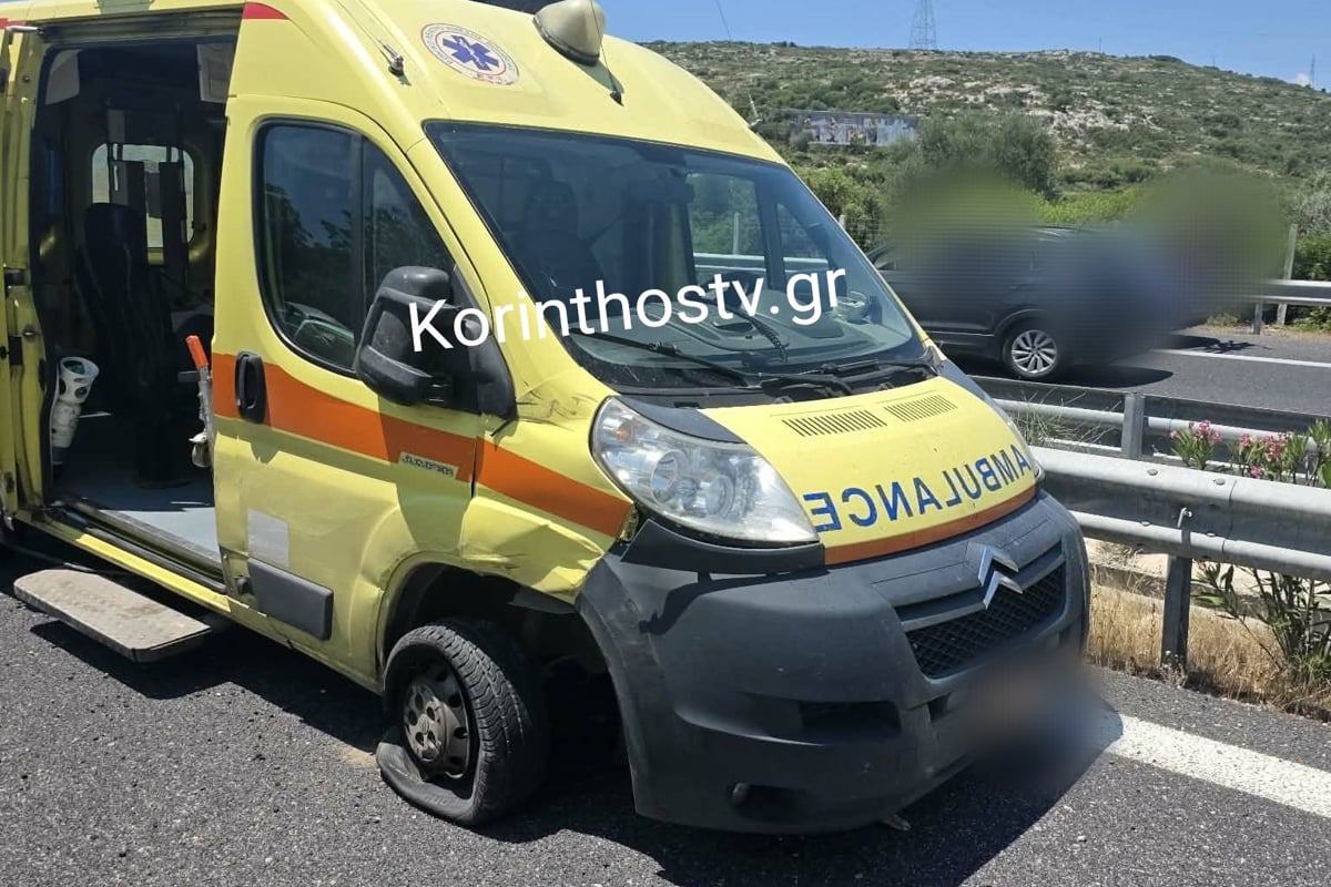 Καραμπόλα 4 αυτοκινήτων και ενός ασθενοφόρου στην Ε.Ο. Κορίνθου – Τριπόλεως, κοντά στα διόδια Σπαθοβουνίου