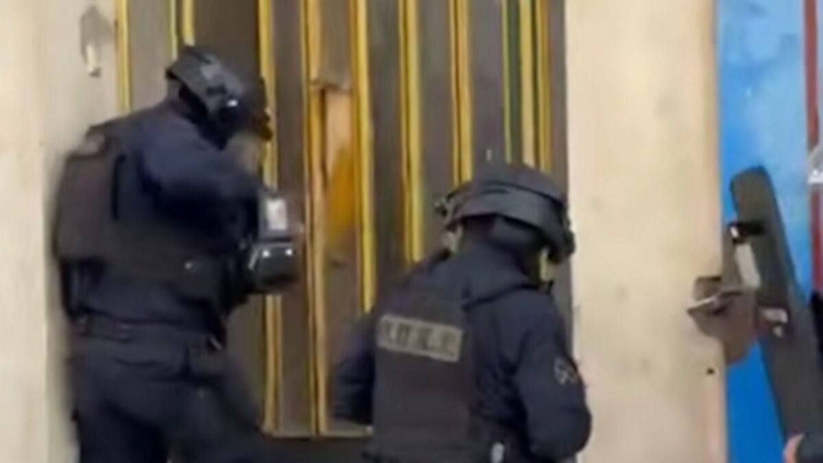 ΕΛΑΣ κάνει έφοδο σε «αποθήκη» ναρκωτικών για τη σύλληψη συμμορίας διακίνησης 4 ΕΛΑΣ κάνει έφοδο σε «αποθήκη» ναρκωτικών για τη σύλληψη συμμορίας διακίνησης