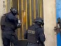 ΕΛΑΣ κάνει έφοδο σε «αποθήκη» ναρκωτικών για τη σύλληψη συμμορίας διακίνησης