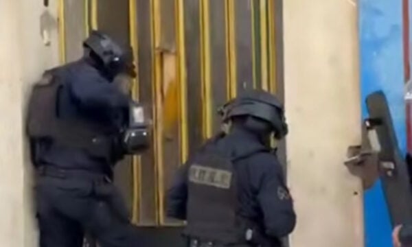ΕΛΑΣ κάνει έφοδο σε «αποθήκη» ναρκωτικών για τη σύλληψη συμμορίας διακίνησης