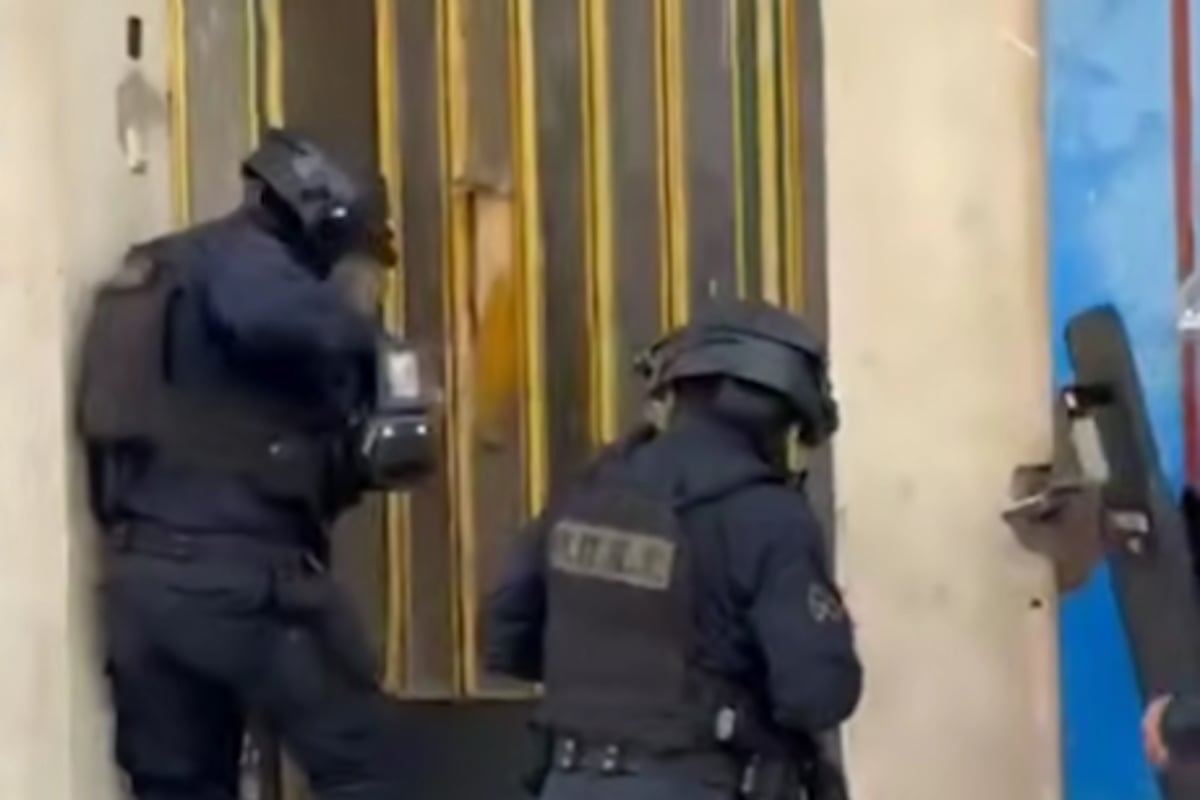 ΕΛΑΣ κάνει έφοδο σε «αποθήκη» ναρκωτικών για τη σύλληψη συμμορίας διακίνησης