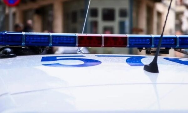 Θεσσαλονίκη: Συνελήφθη 37χρονη για μέθη, καθόταν σε πεζοδρόμιο δίπλα στην κόρη της