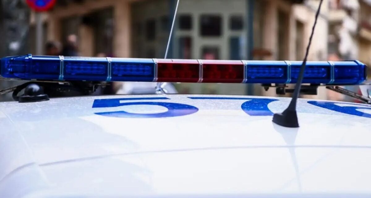 Θεσσαλονίκη: Συνελήφθη 37χρονη για μέθη, καθόταν σε πεζοδρόμιο δίπλα στην κόρη της