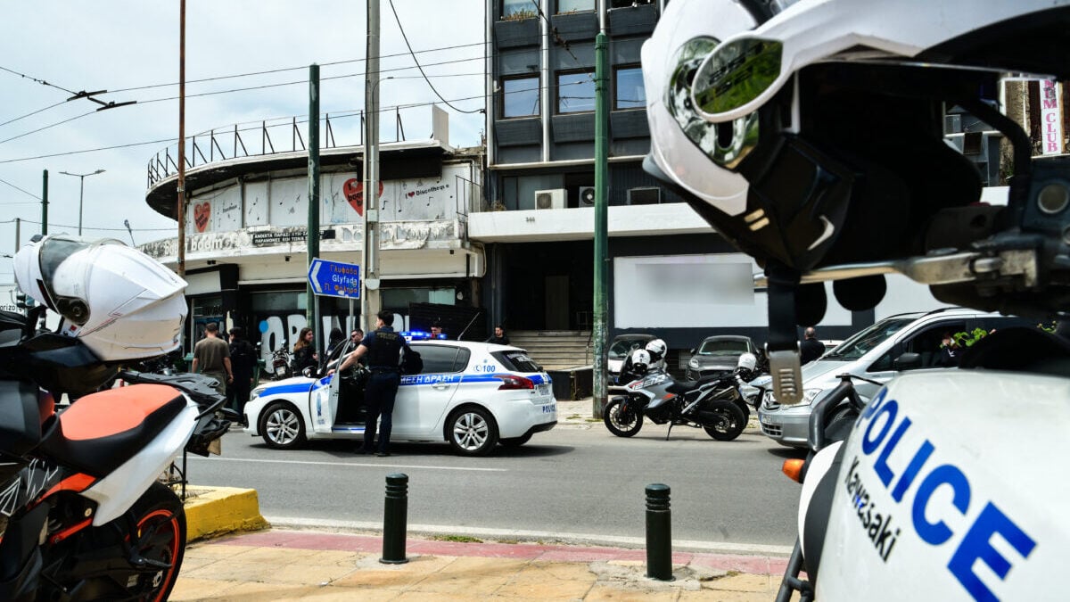 Περιστέρι: Συνελήφθησαν 7 ανήλικοι, βρέθηκαν στην κατοχή τους μαχαίρια και σιδερογροθιά 1 Περιστέρι: Συνελήφθησαν 7 ανήλικοι, βρέθηκαν στην κατοχή τους μαχαίρια και σιδερογροθιά