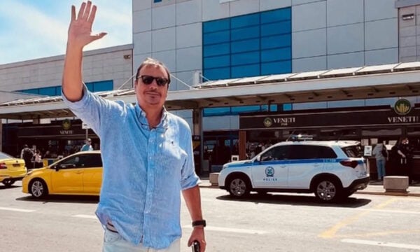 Αταμάν: «Ευχαριστώ τον αδερφό ελληνικό λαό για την αγάπη και την υποστήριξη» από το αεροδρόμιο