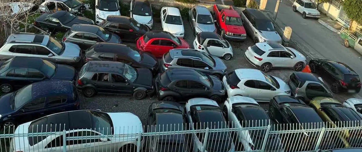 Εξαρθρώθηκε κύκλωμα στην Αττική που έκλεβε αυτοκίνητα, τα παραποιούσε και τα μεταπωλούσε με λεία άνω του 1.000.000 ευρώ 11 αυτοκίνητα