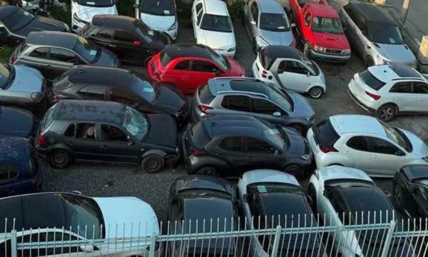 Εξαρθρώθηκε κύκλωμα στην Αττική που έκλεβε αυτοκίνητα, τα παραποιούσε και τα μεταπωλούσε με λεία άνω του 1.000.000 ευρώ
