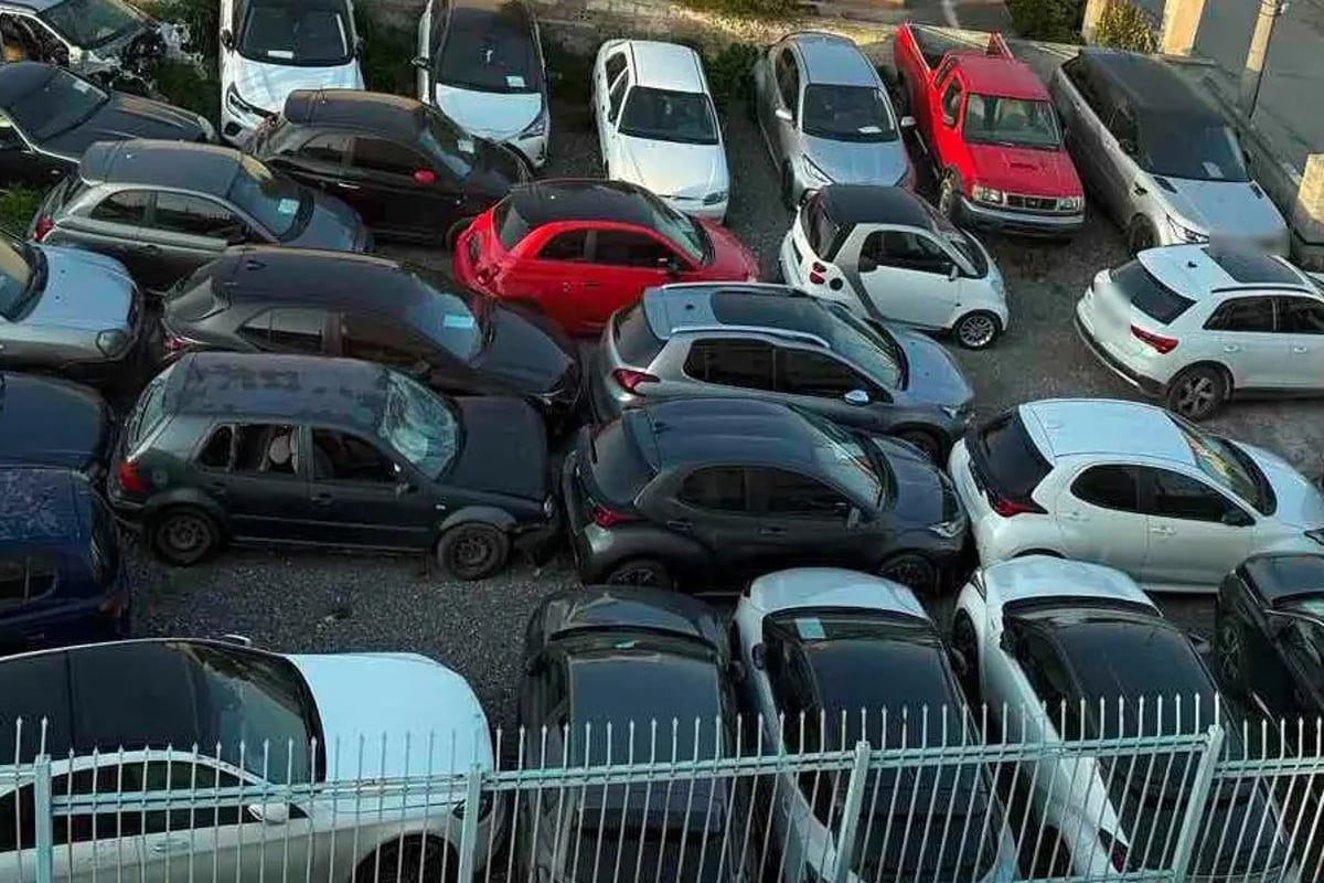 Εξαρθρώθηκε κύκλωμα στην Αττική που έκλεβε αυτοκίνητα, τα παραποιούσε και τα μεταπωλούσε με λεία άνω του 1.000.000 ευρώ