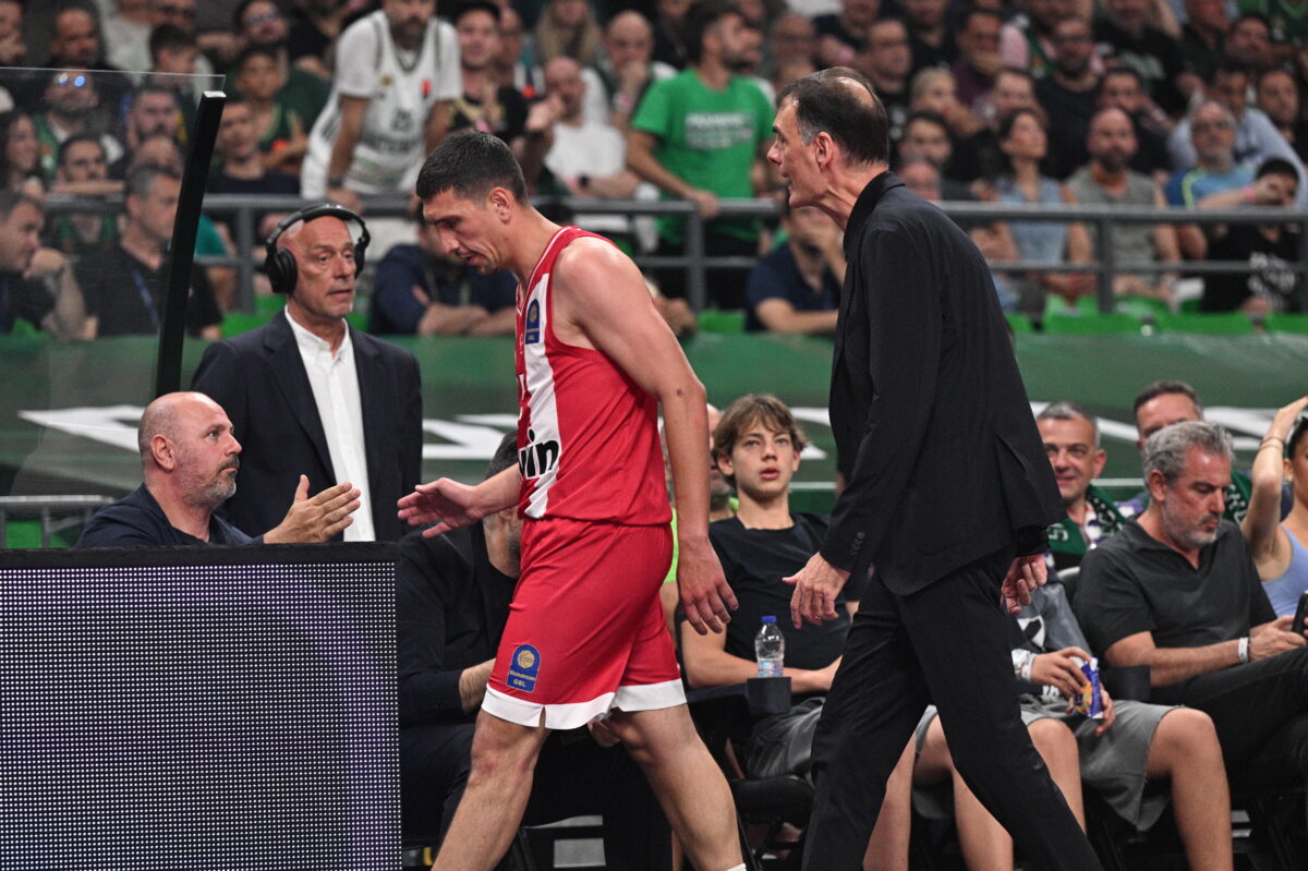 Παναθηναϊκός – Ολυμπιακός: Ο Γιώργος Μπαρτζώκας επέπληξε τον Γιαννούλη Λαρεντζάκη μετά από επιθετικό φάουλ