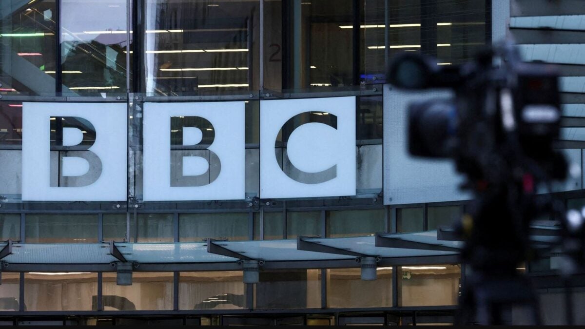 BBC: Καταργεί εκατοντάδες θέσεις εργασίας και επανεξετάζει εκπομπές σε τηλεόραση και ραδιόφωνο