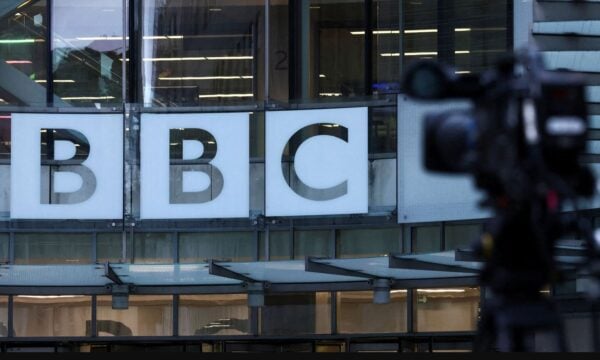 BBC: Καταργεί εκατοντάδες θέσεις εργασίας και επανεξετάζει εκπομπές σε τηλεόραση και ραδιόφωνο