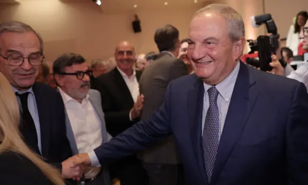 Καραμανλής – Σαμαράς: Νέα κοινή εμφάνιση στην παρουσίαση βιβλίου του Μιχάλη Σάλλα – Οι παρουσίες, οι απουσίες και τα πηγαδάκια