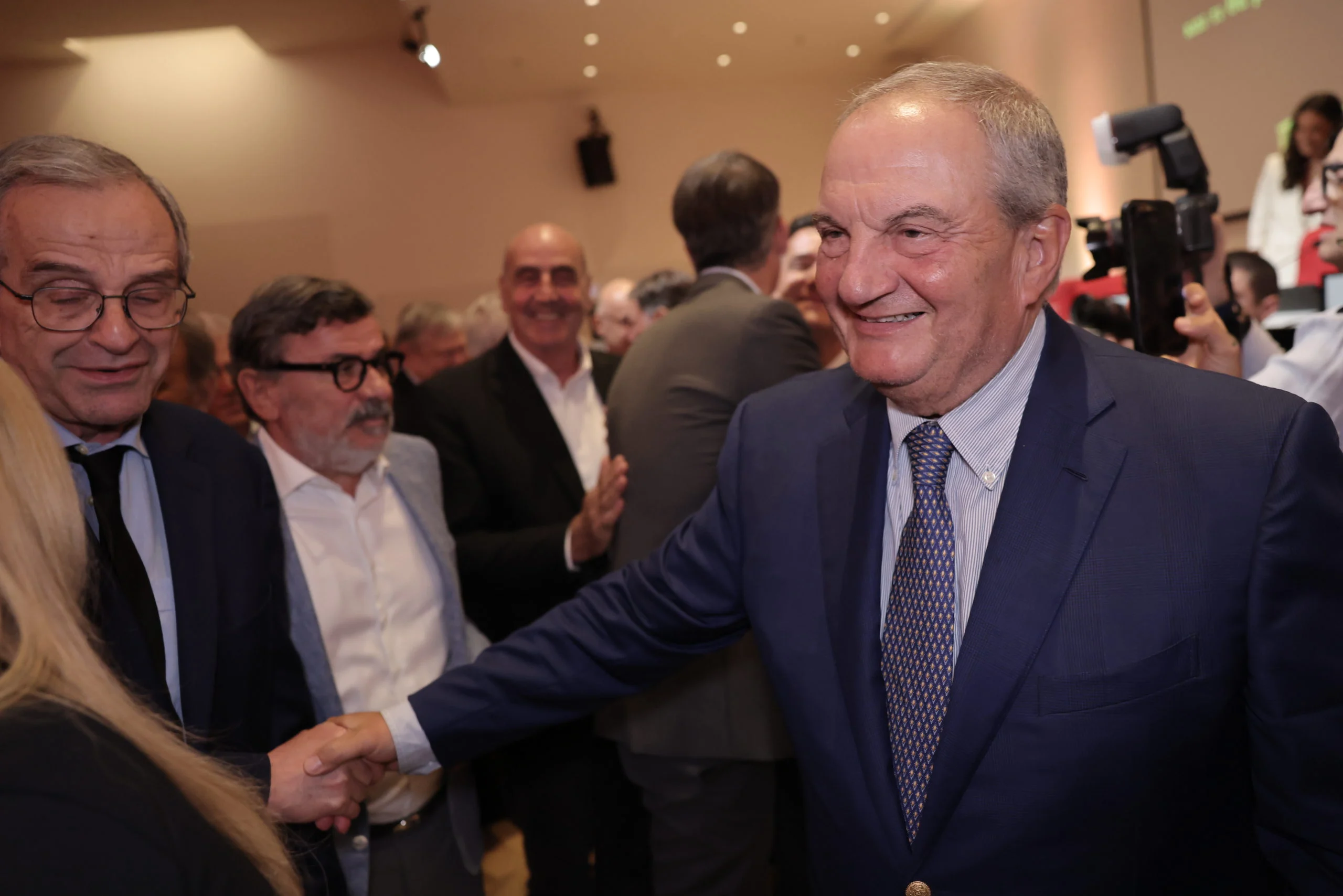 Καραμανλής – Σαμαράς: Νέα κοινή εμφάνιση στην παρουσίαση βιβλίου του Μιχάλη Σάλλα – Οι παρουσίες, οι απουσίες και τα πηγαδάκια
