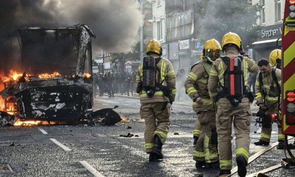 Μπέλφαστ: Χιλιάδες πολίτες στους δρόμους κατά της ρατσιστικής βίας